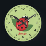 Adorable Red Ladybug Insekt mit Individuelle Name Runde Wanduhr<br><div class="desc">Diese Uhr hat Desteis Cartoon-Abbildung eines niedlichen roten Ladybugs,  der schwarze Flecken hat. Die Hintergrundfarbe ist hellgrün,  und es gibt einen personalisierbaren Textbereich für einen Namen. Das Uhrengesicht besteht aus schwarzen Zahlen.</div>