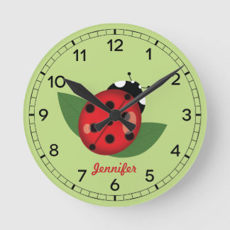 Adorable Red Ladybug Insekt mit Individuelle Name Runde Wanduhr