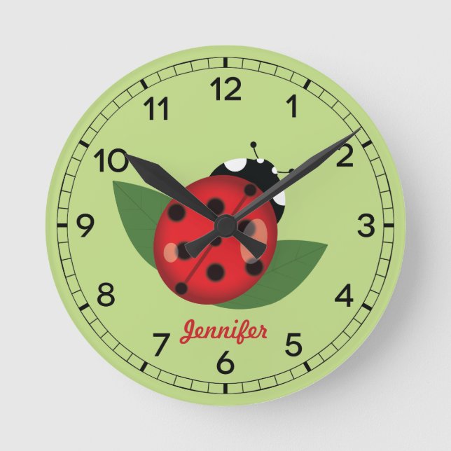 Adorable Red Ladybug Insekt mit Individuelle Name Runde Wanduhr (Vorderseite)