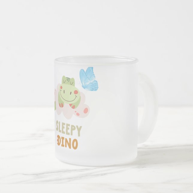 "Adorable Sleepy Green Dino" Mattglastasse (VorderseiteRechts)