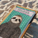 Adorable Sloth Aquamarin Name Kid's Animal Strandtuch<br><div class="desc">Ein niedliches Badetuch mit einem riesigen,  zauberhaften Faultier. Der Name und die Hintergrundfarbe können personalisiert sein.</div>