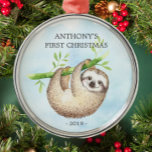 Adorable Sloth Baby's First Christmas Ornament<br><div class="desc">Niedliches Baby's erste Weihnachtsschmuck das süßeste kleine Baby-Faultier Set auf einem blauen Himmel Aquarell Hintergrund.</div>