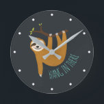 Adorable Sloth "Hang in There" Button Runde Wanduhr<br><div class="desc">Die lustige Illustration eines niedlichen Hangs, der an einem Baumzweig hängt, und die Worte "Hang in There" in handgeschriebenem Schriftart.</div>