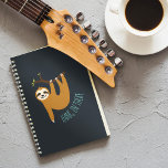 Adorable Sloth "Hang in There" Planer<br><div class="desc">Die lustige Illustration eines niedlichen Hangs, der an einem Baumzweig hängt, und die Worte "Hang in There" in handgeschriebenem Schriftart.</div>