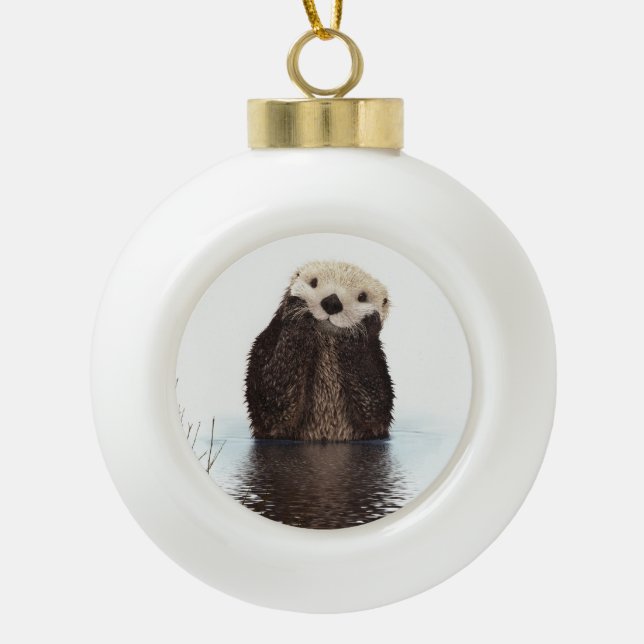 Adorable Smilch Otter im Lake Keramik Kugel-Ornament (Vorderseite)