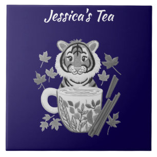 Adorable Tiger mit Kräutertee. Personalisiere Fliese