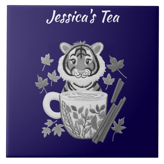Adorable Tiger mit Kräutertee. Personalisiere Fliese (Vorderseite)