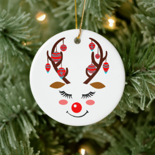 Adorable visage de cerf avec ornements sur Antlers