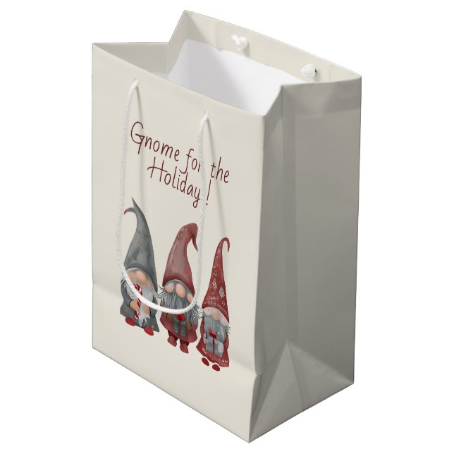 Adorable Weihnachtsgnomen mit Holiday Cheer Mittlere Geschenktüte (Vorderseite Schrägansicht)