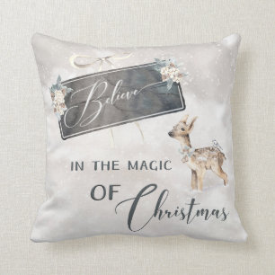 Adorable Weihnachtswaldlandschaft mit Fawn Kissen