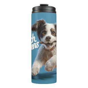 Adorable Welpe Mid-Air-Laufen mit einem Stock Thermosbecher