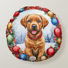 Adorable Welpe umgeben von Weihnachtsdekorationen Rundes Kissen