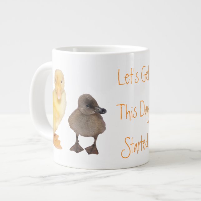 Adorable Yellow and Gray Ducklings Fotografie Jumbo-Tasse (Vorderseite Links)
