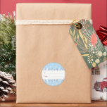 Adorables Christmas Snowy Scene Geschenkartikel au Runder Aufkleber<br><div class="desc">Machen Sie Ihre Weihnachtsverpackung in diesem Jahr mit einem Weihnachtsbaum-Etikettenaufkleber für jedes Paket leicht.</div>