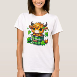 Adortable Highland Cow in Kleeblatt Bucket T-Shirt