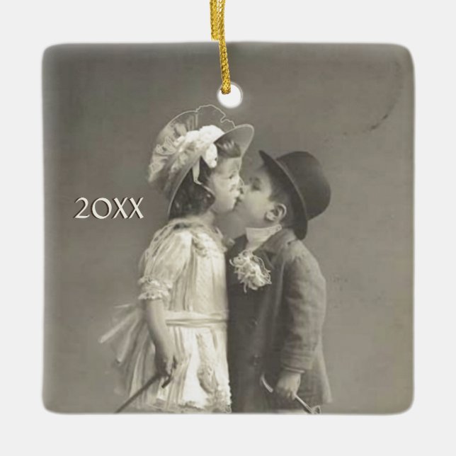 Adortable junge Liebe Antikes Foto Jahr hinzufügen Keramikornament (Vorderseite)