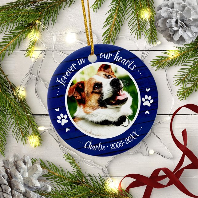 Adortable Rustic Hunde Memorial Custom Foto Blue Keramik Ornament (Von Creator hochgeladen)