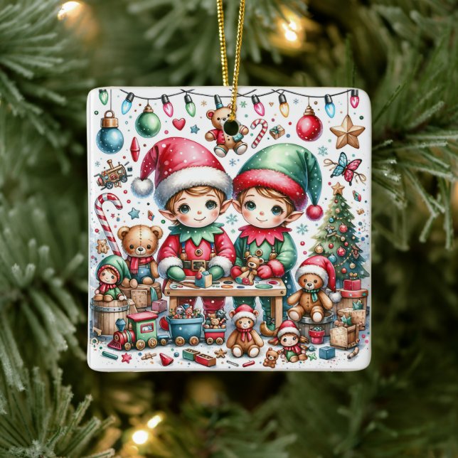 Adortable Weihnachtselfen in ihrem Spielzeugladen Keramikornament (Baum)