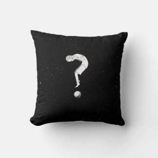 Ados noirs garçon coussin comme point d'interrogat