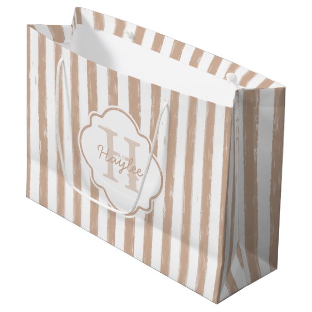 Adrettes gemaltes TAN Stripes Monogramm und Namen Große Geschenktüte (Vorderseite Schrägansicht)