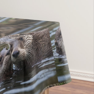 **"Adrift in Liebe: Mama und Baby Otter"*** Tischdecke
