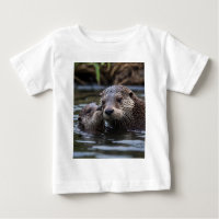 Adrift in Liebe: Mummy und Baby Otter im Fluss