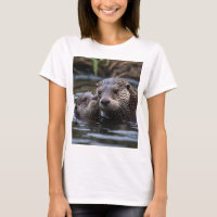 Adrift in Liebe: Mummy und Baby Otter im Fluss