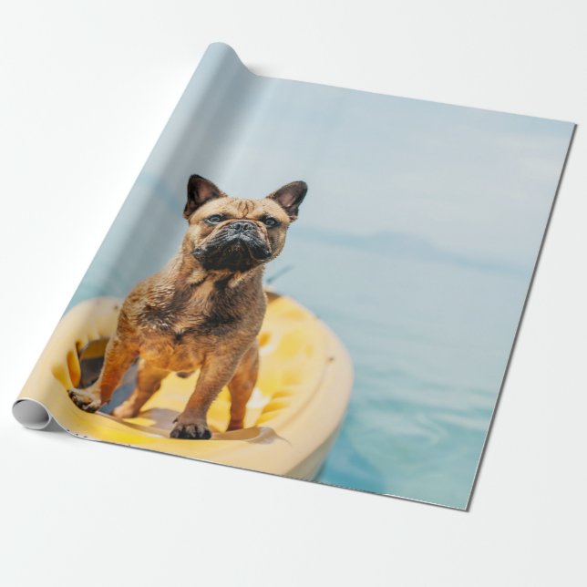 Adulter brauner, auf Kajak stehender Bulldogge Geschenkpapier (Ungerollt)