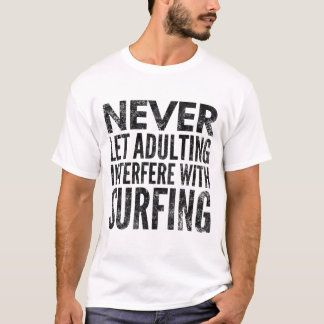 Adulting surfendes Surfer-schwarzes lustiges T-Shirt
