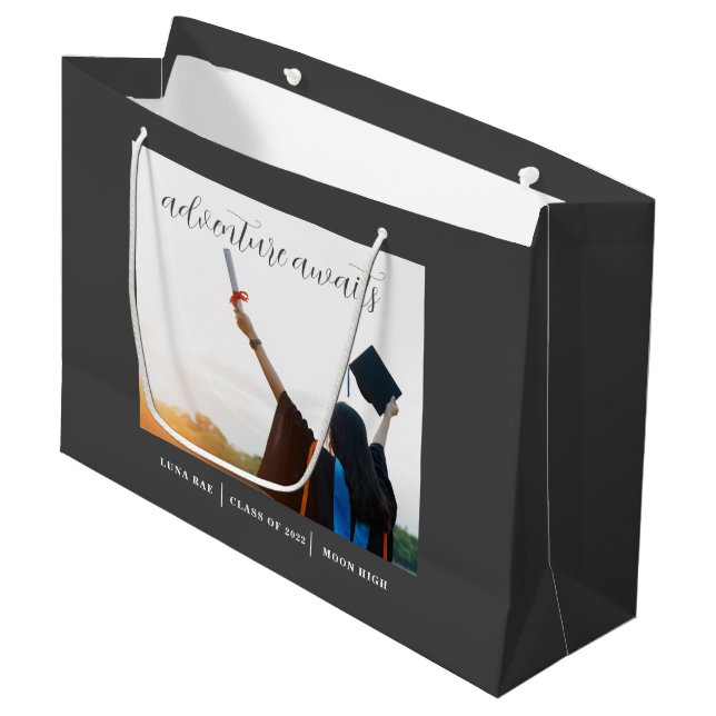 Adventure Awaits Abschluss Gift Bag Große Geschenktüte (Vorderseite Schrägansicht)