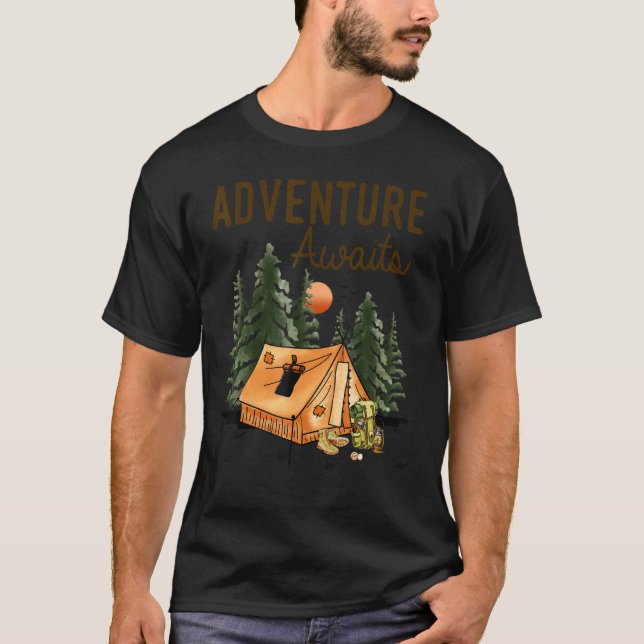 Adventure Awaits Camping   Camping Hiking T-Shirt (Vorderseite)