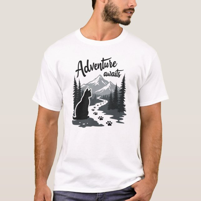 Adventure Awaits Cat Hiking Mountains T-Shirt (Vorderseite)