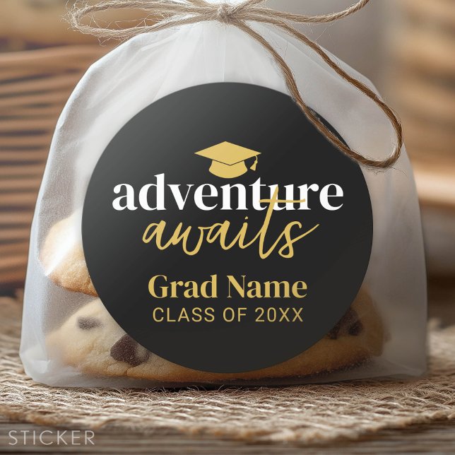 Adventure Awaits - Grad Name und Cap - Black Gold Runder Aufkleber (Custom Graduation Sticker - Favor Stickers or Envelope Label)