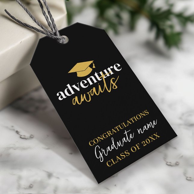 Adventure Awaits - Name Cap Black Gold Abschluss Geschenkanhänger (Custom Graduation Gift Tag - Modern Black and Gold Design)