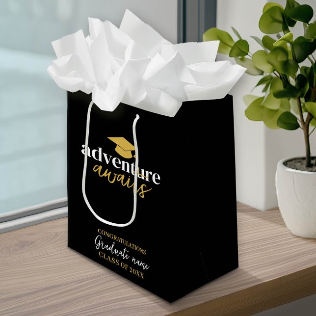 Adventure Awaits - Name Cap Black Gold Abschluss Mittlere Geschenktüte (Custom Graduation Gift Bag with a pace for the graduate's name)