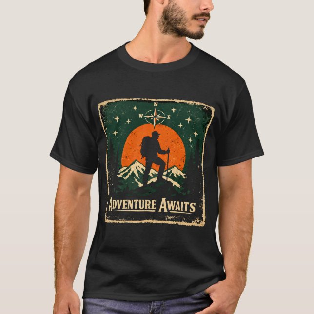 Adventure Awaits – Outdoor Exploration Hiker Tee (Vorderseite)