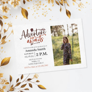 "Adventure Awaits" Outdoorsy Abschluss Foto Einladung