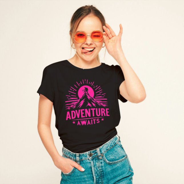 "Adventure Awaits" T-Shirt (Von Creator hochgeladen)