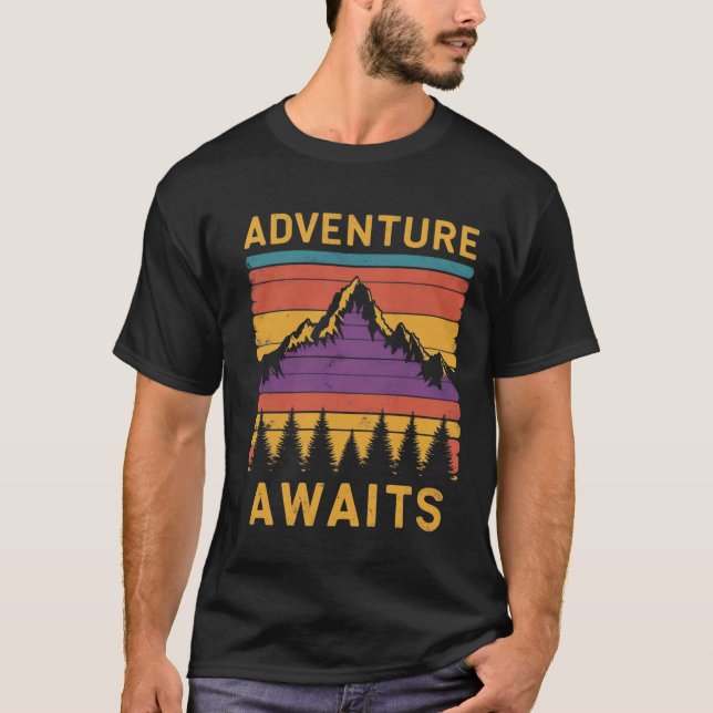 Adventure Awaits - Vintage Mountain & Forest  T-Shirt (Vorderseite)