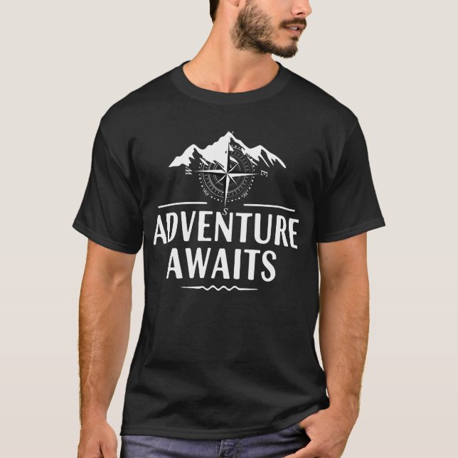 Adventure Awaits – Wanderlust Travel Tee (Vorderseite)