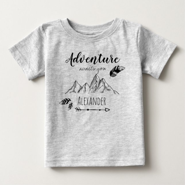 Adventure awaits with customizable name baby t-shirt (Vorderseite)