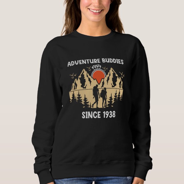 Adventure Buddies Wanderpartner seit 1938 Sweatshirt (Vorderseite)