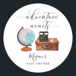 Adventure erwartet Vintage Travel Theme Baby Showe Runder Aufkleber<br><div class="desc">Rustikale Reise Thema Baby Dusche Gefälligkeitsaufkleber mit Darstellung eines Vintagen Koffer,  Globus und Kamera. Im Text steht "Abenteuer wartet."</div>