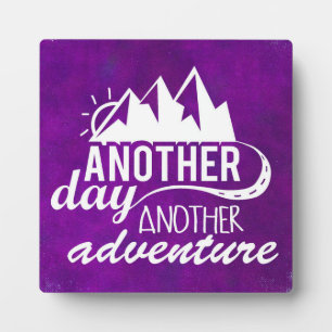 Adventure Quote - Berge im Lila Hintergrund Fotoplatte