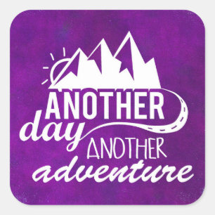 Adventure Quote - Berge im Lila Hintergrund Quadratischer Aufkleber
