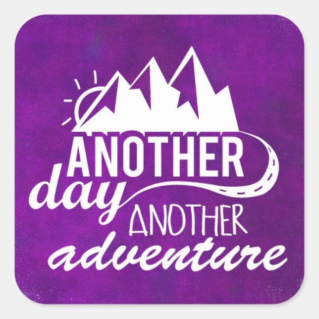 Adventure Quote - Berge im Lila Hintergrund Quadratischer Aufkleber (Vorderseite)