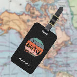 Adventure Retro Berge schwarze Ledertextur Gepäckanhänger<br><div class="desc">Schwarzes Imitat Leder als Hintergrund bedruckt. Dekoriert mit einem Retro-Bild mit Bergen,  Bäumen und Vögeln. Mit dem Text: Abenteuer. Personalisieren Sie Ihren Namen auf der Vorderseite und fügen Sie ihn hinzu. Ihre Kontaktinformationen auf der Rückseite.</div>