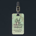 Adventure Vintag Map Retro Typografie Reise Gepäckanhänger<br><div class="desc">Und so setzt das Abenteuer modernes Skripttypografie-Design mit Vintager Karte fort. Mit Raum für Personalisierung. Ideal neue Arbeit,  Hochzeit,  Abschluss,  neue Zuhause Geschenk.</div>