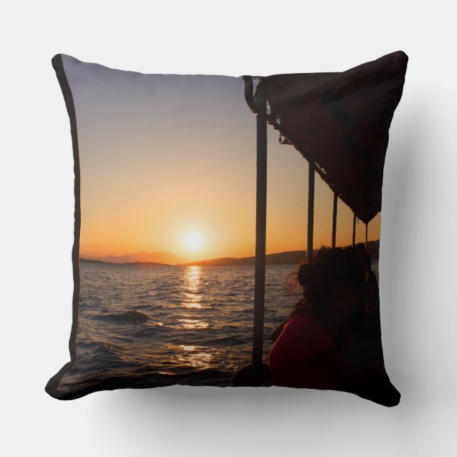 Aegean Lifestyle auf dem Schiff bei Sonnenuntergan Kissen (Vorderseite)