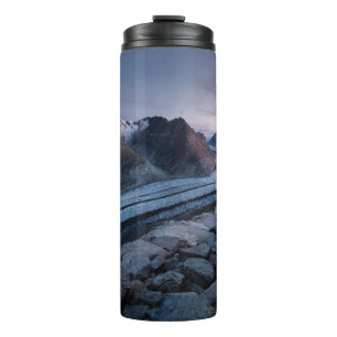 AERIALFOTOGRAFIE VON BERG UND FLUSS THERMOSBECHER